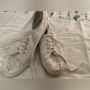 tennis shoes / white eyelet